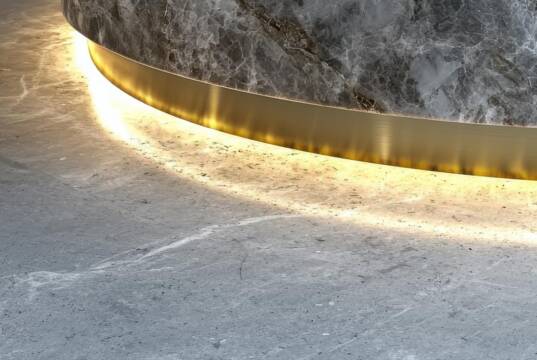 Kvarcni podovi – spoj trajnosti, tehnologije i estetike Kvarcni pod / foto: freepik.com