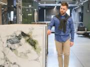 Pločice velikih formata: Spoj tehnologije i estetike u savremenom prostoru Momak bira pločice velikih formata u salonu / foto: freepik.com