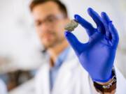 Pametni beton koji se sam obnavlja uz pomoć Sunca i mikroorganizama Naučnik drži uzorak betona u ruci