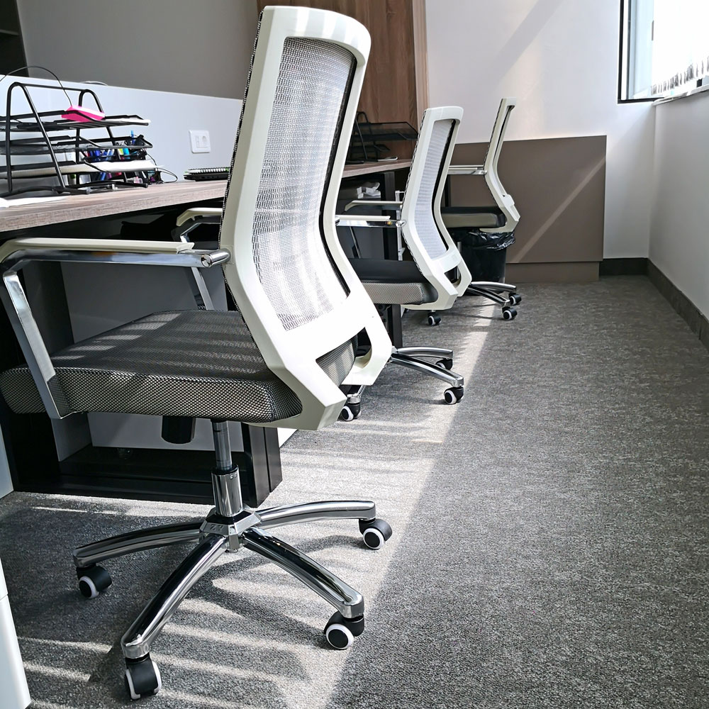 Modularni tepison u enterijeru Elixir Group, Novi Sad / foto: Modularni podovi