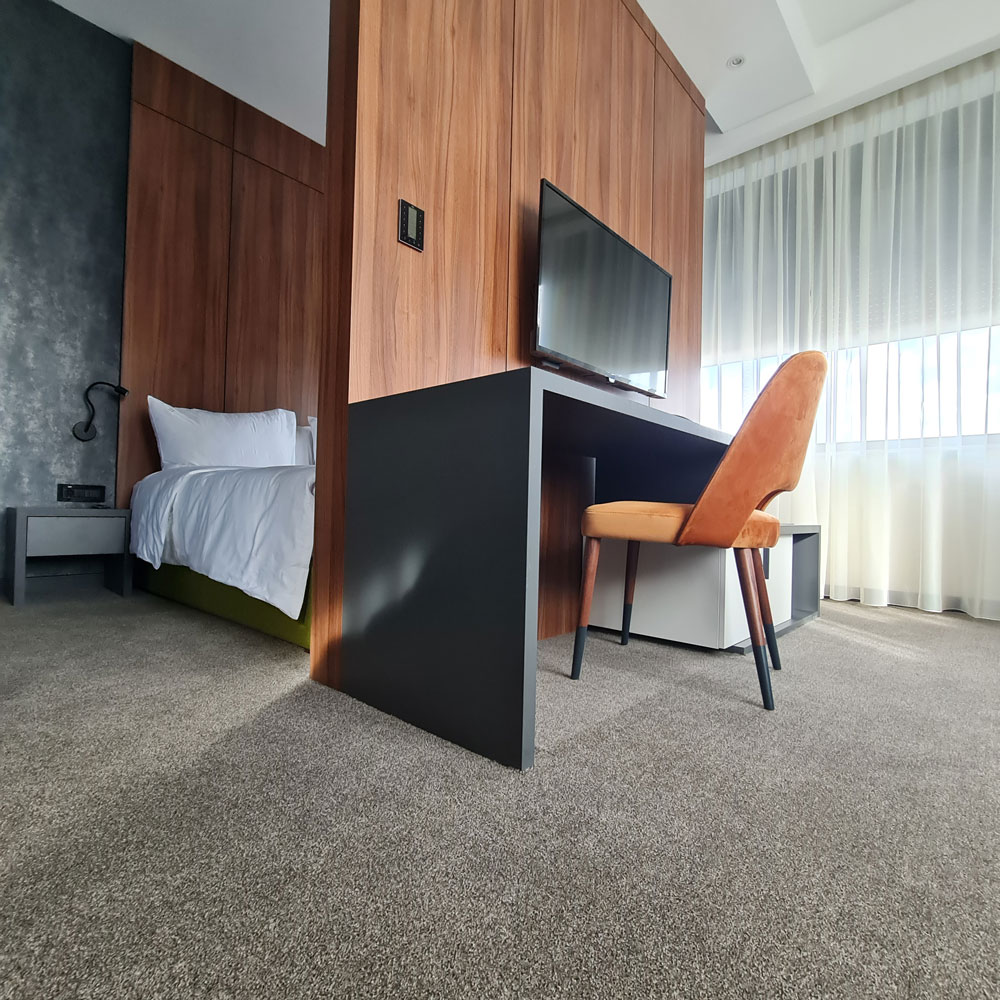 Modularni tepison u enterijeru Hotela Element, Novi Sad / foto: Modularni podovi