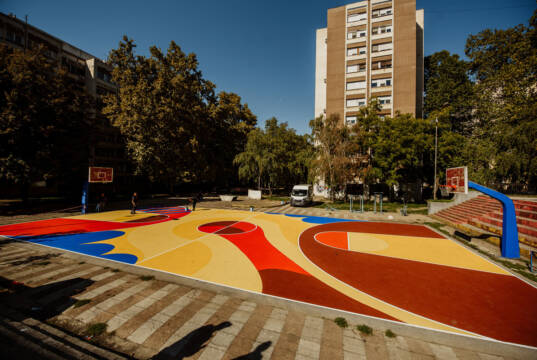 Sistemska rešenja za sportske terene, bazene, biciklističke staze Javni košarkaški teren u Novom Sadu, Srbija / foto: Vasilije Baijlov