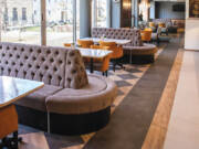 Modularni podovi – Partner za kreativne i funkcionalne prostore LVT pod u Klubu 2, Sombor / foto: Modularni podovi