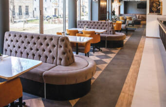 Modularni podovi – Partner za kreativne i funkcionalne prostore LVT pod u Klubu 2, Sombor / foto: Modularni podovi