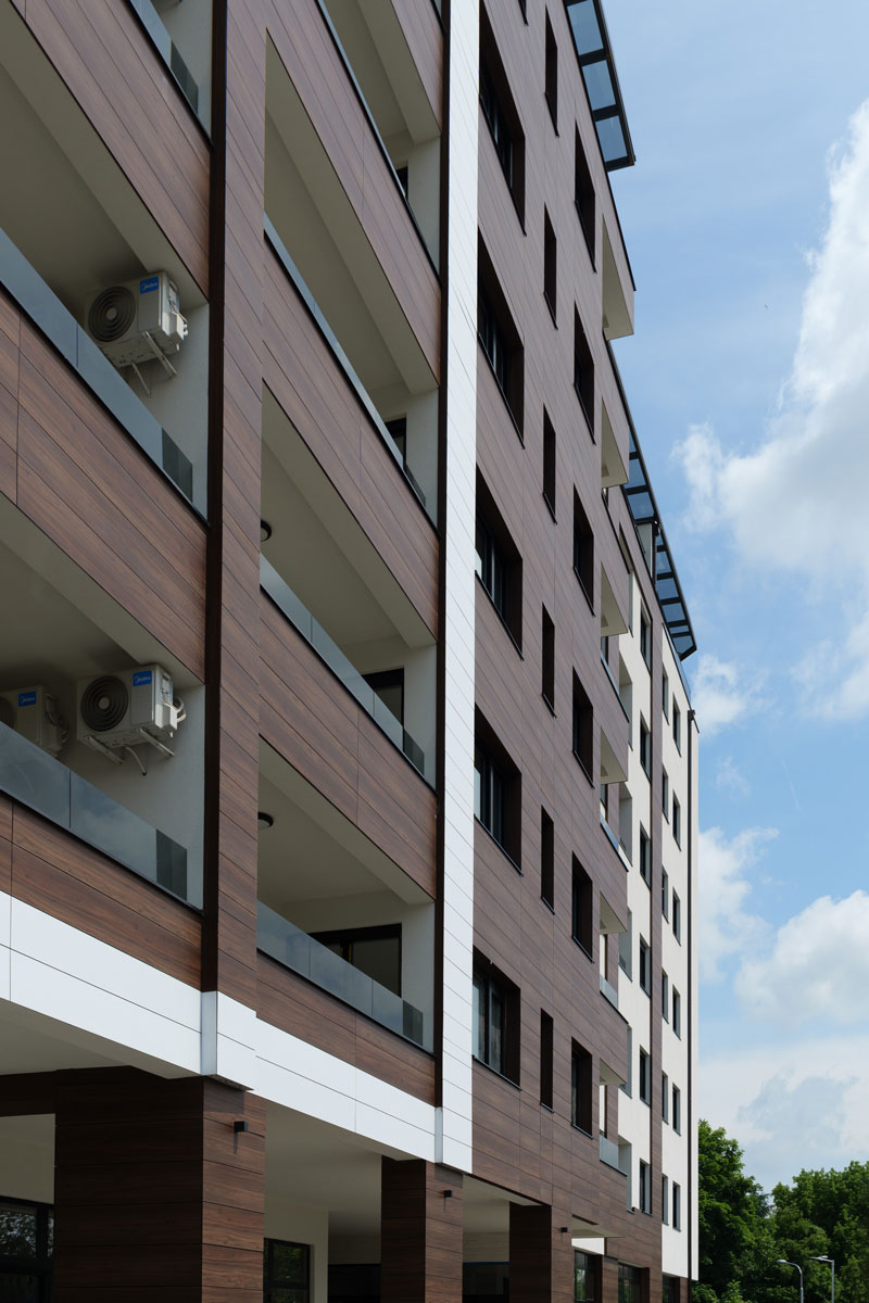 Zgrada na Banjici / ASD kompakt ploče za eksterijer - 3146 Orah i 1050 Bela / Izvođač: Vukša Inženjering, Beograd / foto: JAF d.o.o.