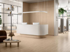 EGGER Interior Match koncept dekora Decor Match / Pod EL2240 Jasen Avio svetli / Nameštaj: H1204 TM22 Jasen Lugano natur svetli / foto: EGGER