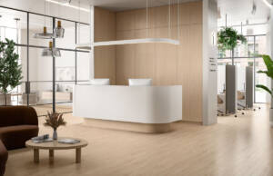 EGGER Interior Match koncept dekora Decor Match / Pod EL2240 Jasen Avio svetli / Nameštaj: H1204 TM22 Jasen Lugano natur svetli / foto: EGGER