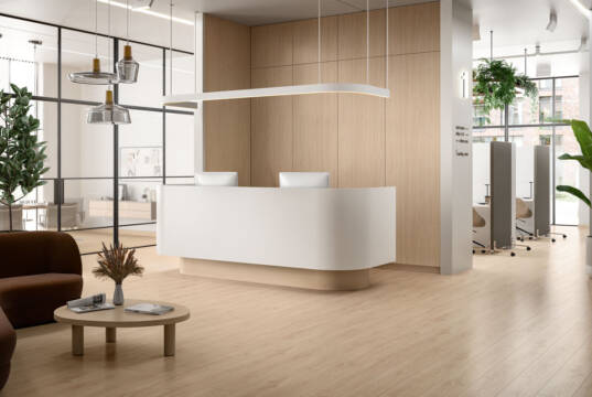 EGGER Interior Match koncept dekora Decor Match / Pod EL2240 Jasen Avio svetli / Nameštaj: H1204 TM22 Jasen Lugano natur svetli / foto: EGGER