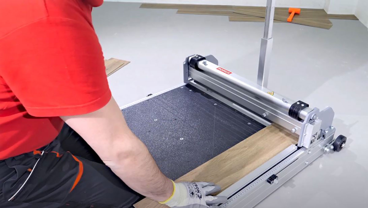 Giljotina - alat za prefosionalno postavljanje podova, Prunus / foto: Romus