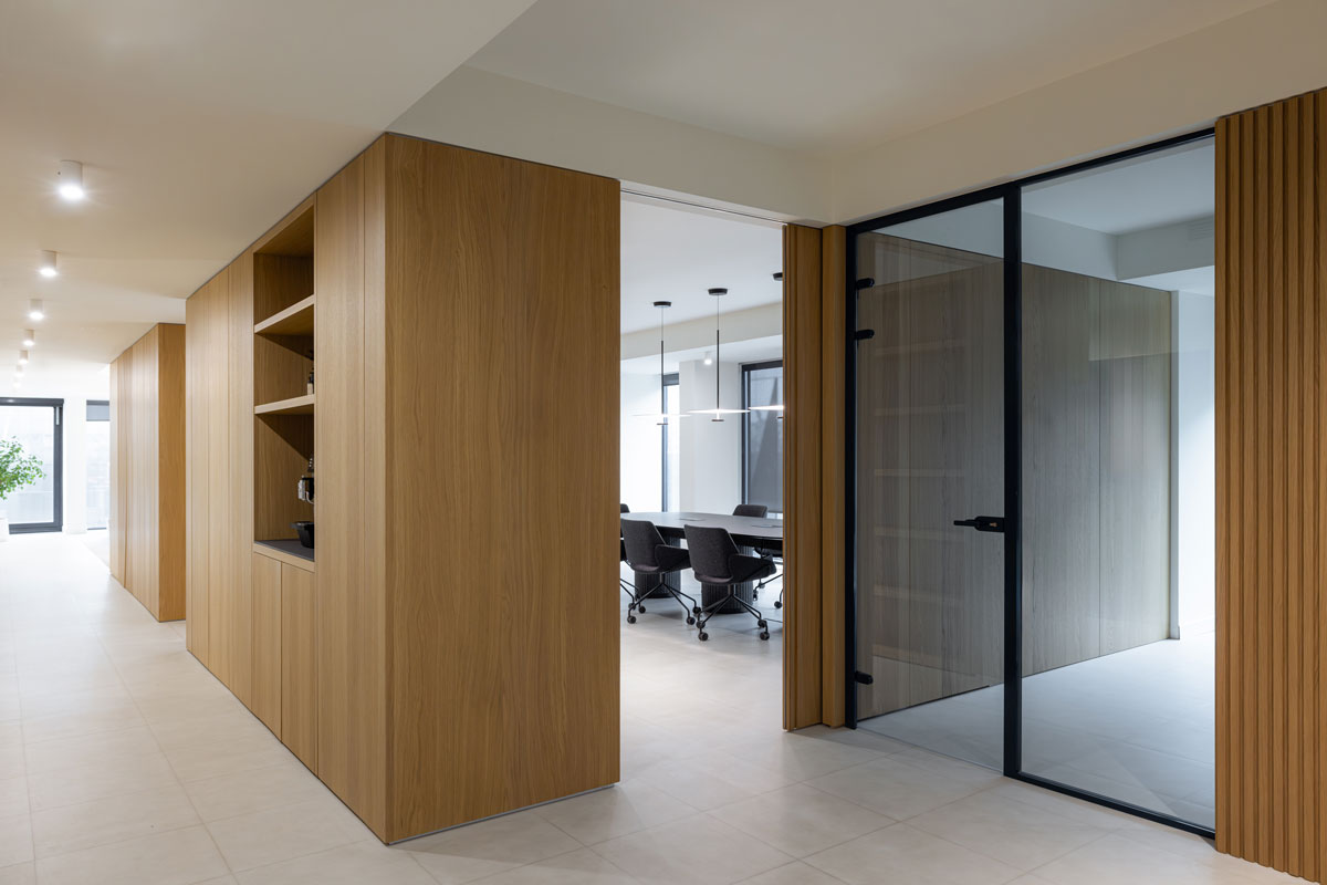 Projekat: Studio Fluid Wyss&Lila, staklo i drvo u enterijeru / foto: Jovana Rakezić