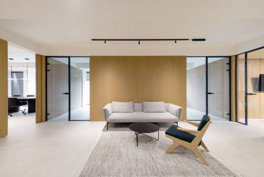 Projekat: Studio Fluid – Dizajn enterijera u službi moderne radne dinamike Projekat: Studio Fluid Wyss&Lila / foto: Jovana Rakezić