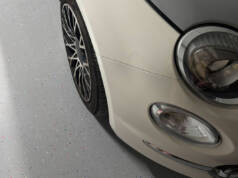 Auto na epoksidnom podu u garaži / foto: Redakcija časopisa "Podovi"