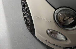 Auto na epoksidnom podu u garaži / foto: Redakcija časopisa "Podovi"