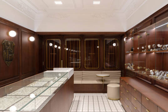 Projekat: Spatial Objectives – Podne obloge inspirišu ambijent stvarajući atmosferu zanatske autentičnosti Projekat: Zlatara Vetini, Svilajnac, enterijer / autor projekta: Spatial Objectives / foto: Strahinja Petrović