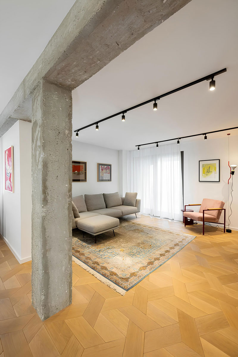 Kameni stub u enterijeru stana HM / foto: Jovana Rakezić