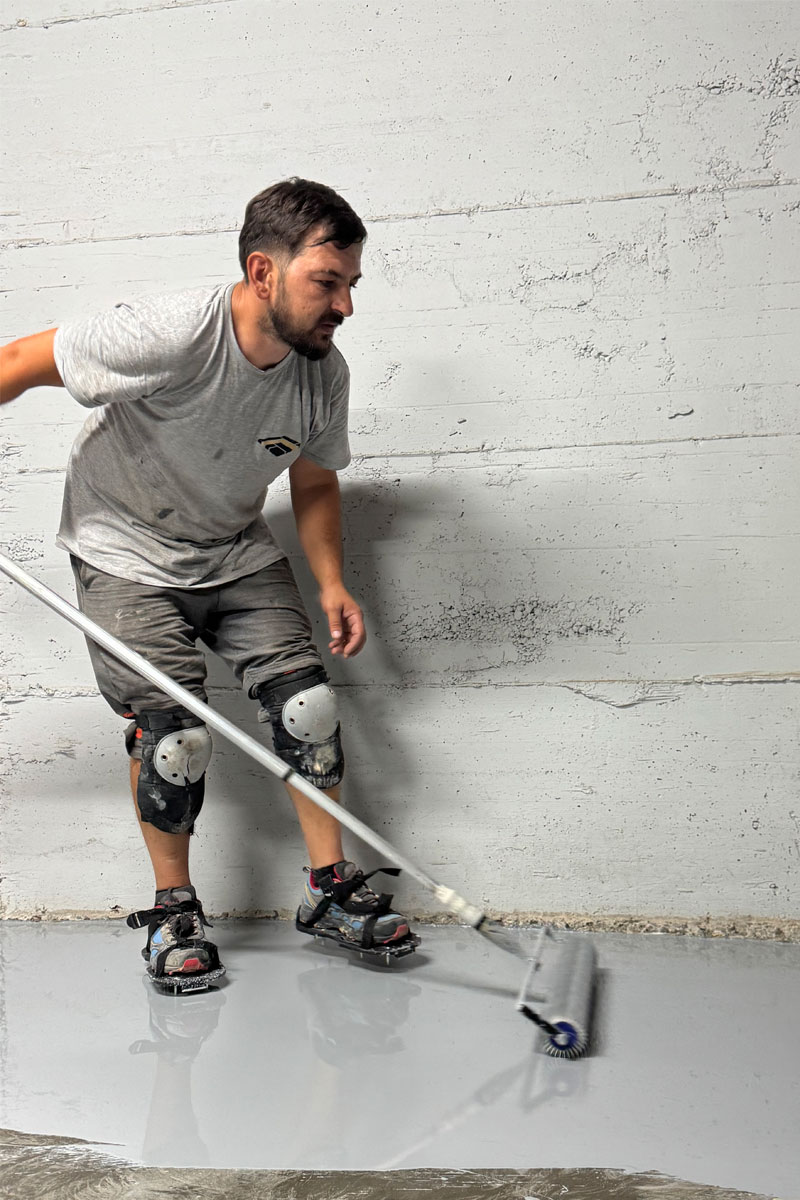 Nanošenje dvokomponentne epoksidne smole / foto: Arhiva časopisa "Podovi"