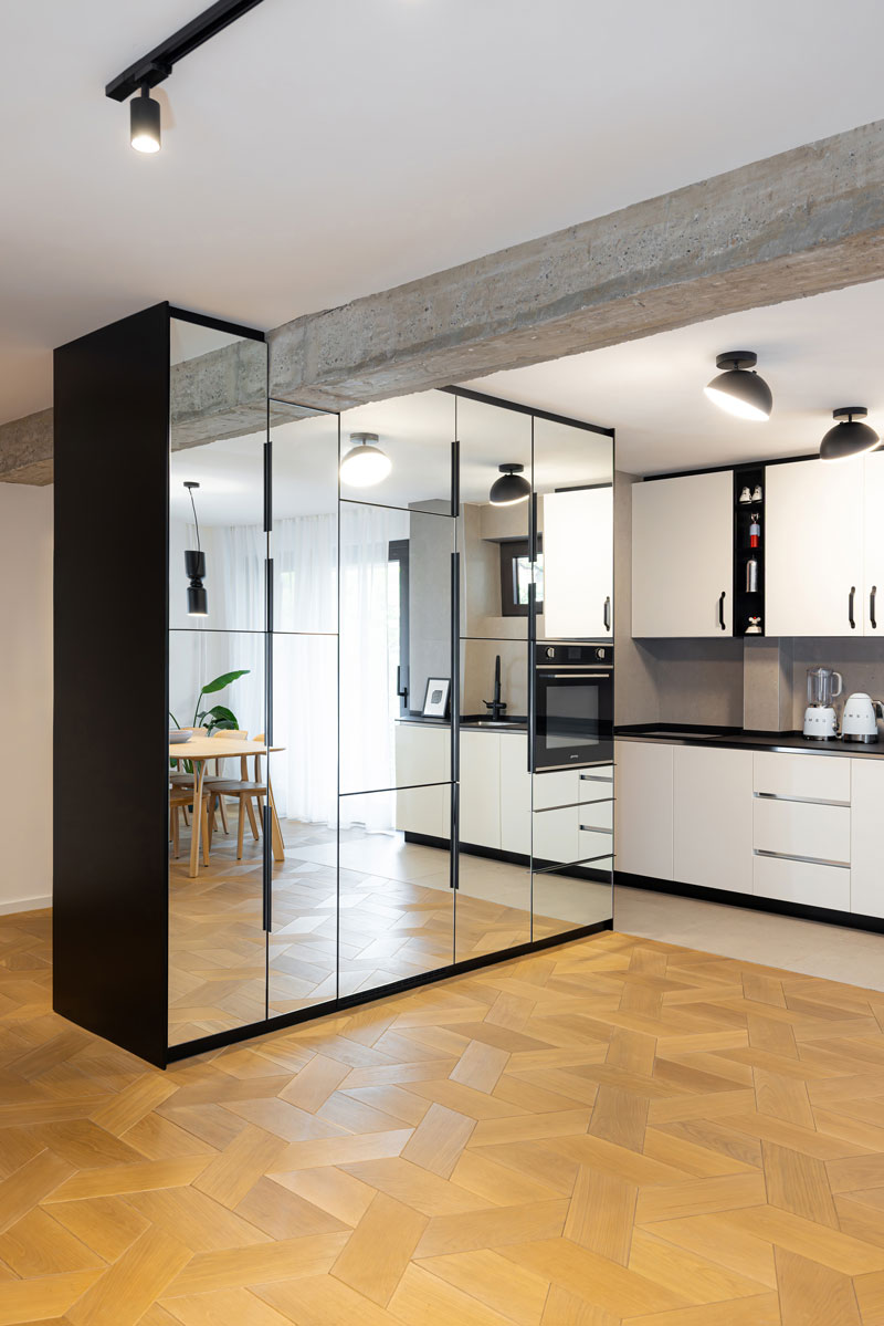 Ormar sa ogledalima u enterijeru / foto: Jovana Rakezić