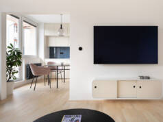 projekat: ika.architekti – Renovacija stana u minimalističkom stilu projekt: Renovacija stana, drveni pod u enterijeru / autori projekta: ika.architekti / foto: Tomáš Slavík