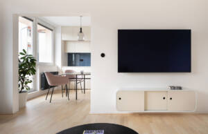 projekat: ika.architekti – Renovacija stana u minimalističkom stilu projekt: Renovacija stana, drveni pod u enterijeru / autori projekta: ika.architekti / foto: Tomáš Slavík