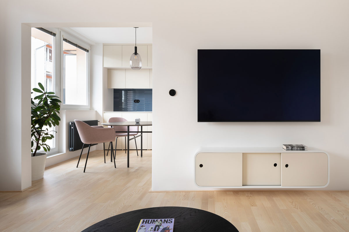 projekt: Renovacija stana, drveni pod u enterijeru / autori projekta: ika.architekti / foto: Tomáš Slavík