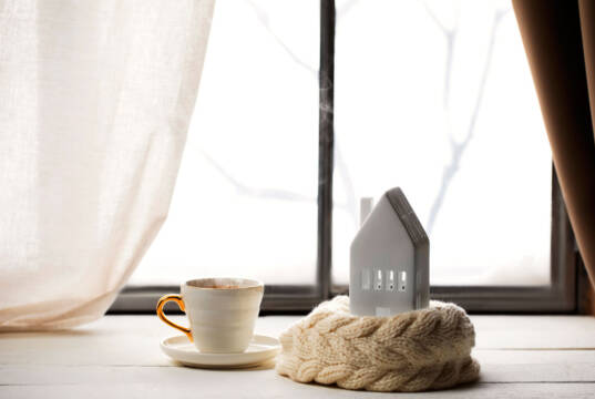 Topliji stan zimi i prijatniji leti uz pravilna rešenja od poda do plafona Pravilna rešenja od poda do plafona / foto: freepik.com