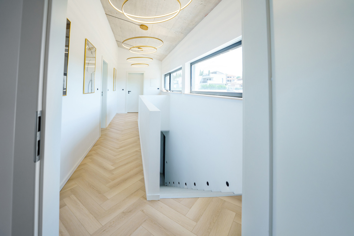 Vinil pod u enterijeru hodnika / foto: Alpod