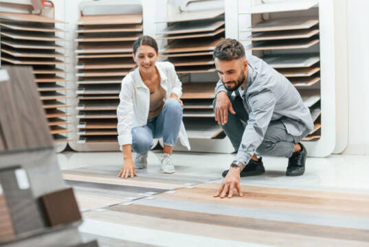 Renoviranje podova u domu – Kako osvežiti prostor bez velikih troškova? Renoviranje podova u domu, odabir podnih obloga / foto: freepik.com