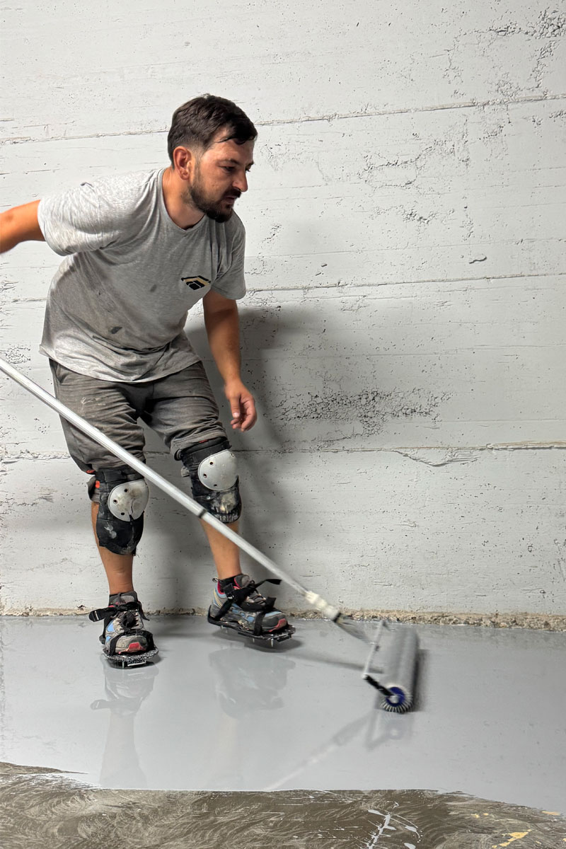 Razlivanje epoksidnog poda / foto: Arhiva časopisa "Podovi"