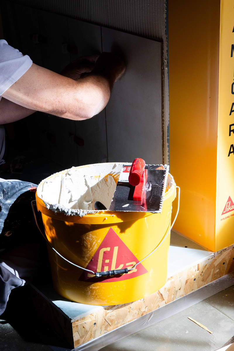 Postavljanje keramike / foto: SIKA