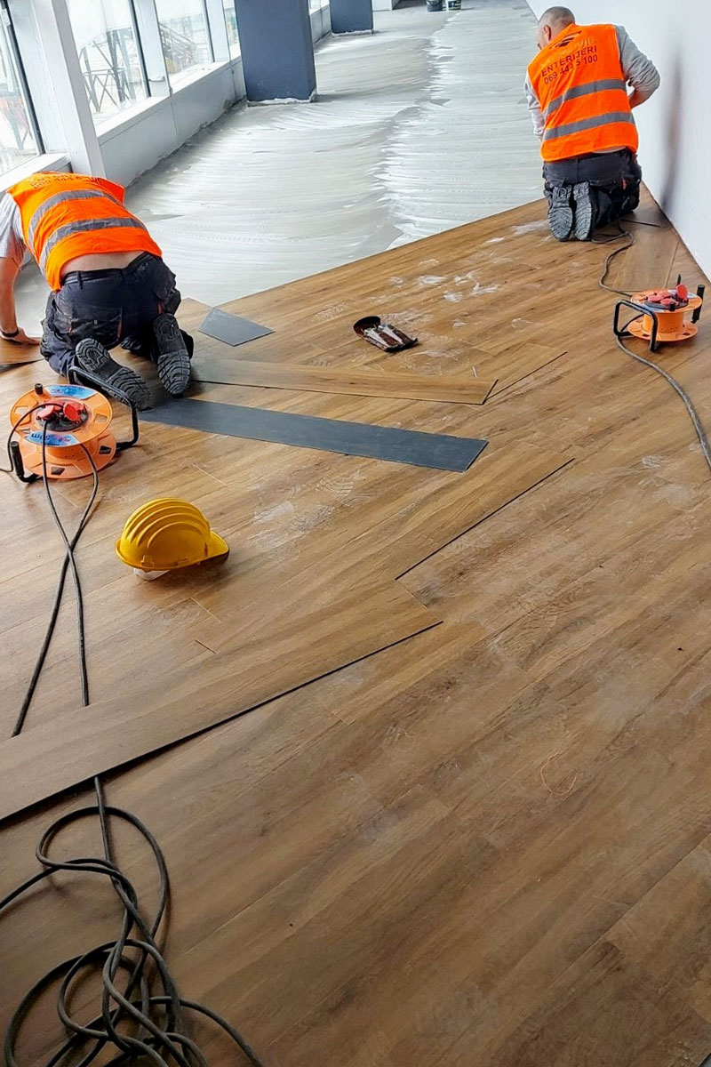 Podopolagači postavljaju pod / foto: Vujnović enterijeri