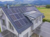 Kako Hygiene Systems rešenja vraćaju maksimalnu efikasnost vašim solarnim panelima? Solarni paneli na kući / foto: freepik.com