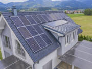 Kako Hygiene Systems rešenja vraćaju maksimalnu efikasnost vašim solarnim panelima? Solarni paneli na kući / foto: freepik.com