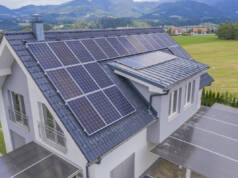 Kako Hygiene Systems rešenja vraćaju maksimalnu efikasnost vašim solarnim panelima? Solarni paneli na kući / foto: freepik.com
