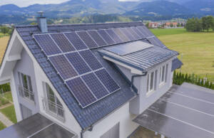 Kako Hygiene Systems rešenja vraćaju maksimalnu efikasnost vašim solarnim panelima? Solarni paneli na kući / foto: freepik.com