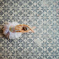 Balerina pleše na linoleum podu