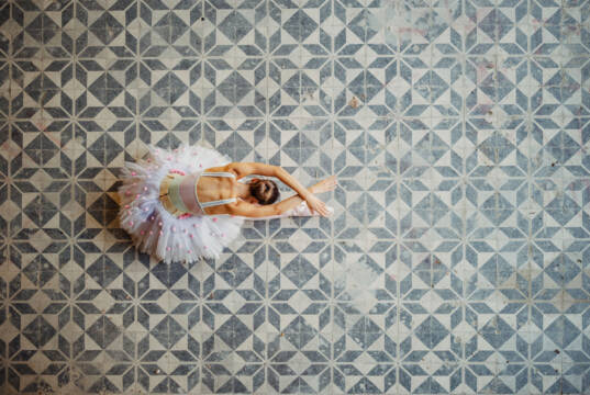 Povratak linoleuma: Od retro klišea do održivog trenda današnjice Balerina pleše na linoleum podu