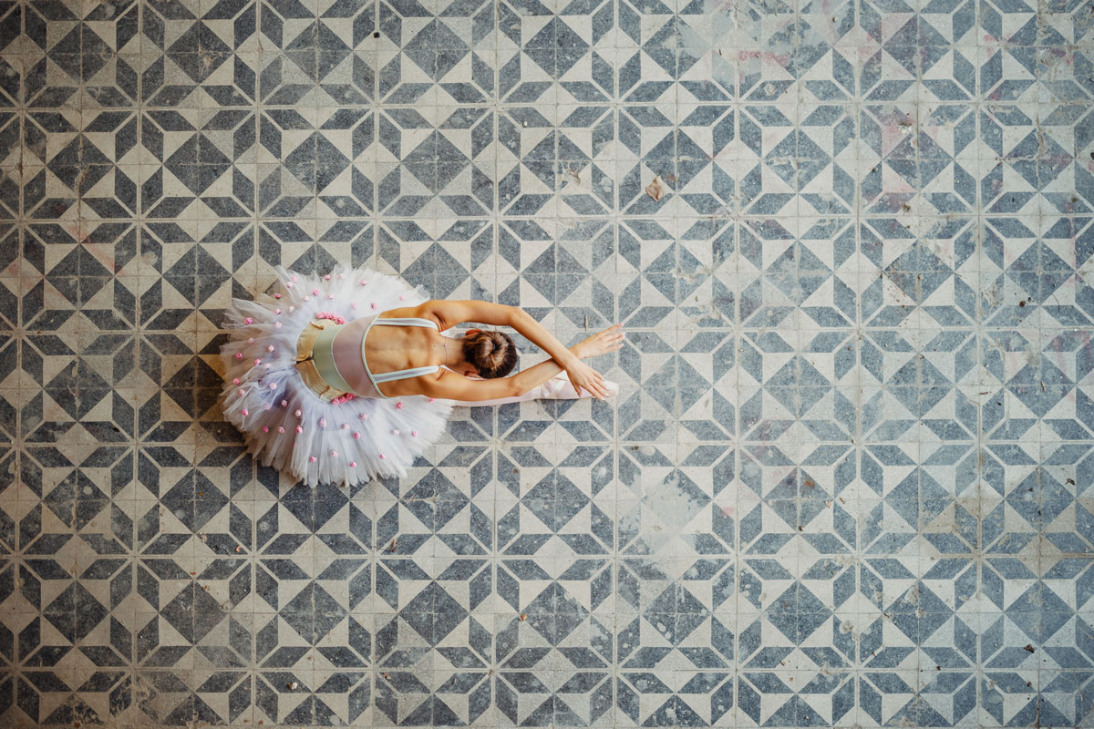 Balerina pleše na linoleum podu